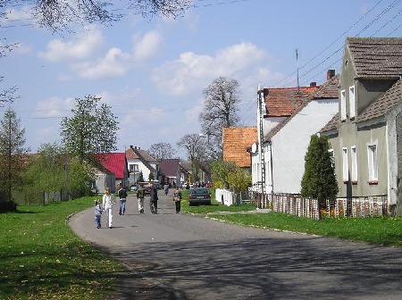 Dorfstraße von Ost nach West